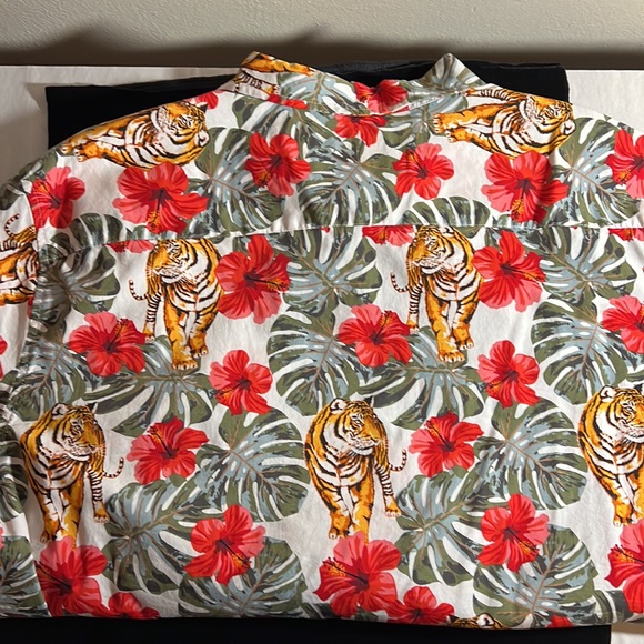 2X No Boundaries, Tiger & Hibiscus Collared Shirt - Picture 4 of 4
